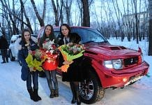 Накануне 8 Марта свободненским феям ледовых трасс дарили цветы