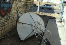 В Свободном ветер сбросил спутниковую антенну на линию электропередач