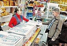 Свободненцы приходят в магазины за свежими продуктами и свежими газетными новостями