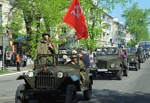 9 мая на параде в Свободном фронтовики впервые прошли под боевым Знаменем Победы