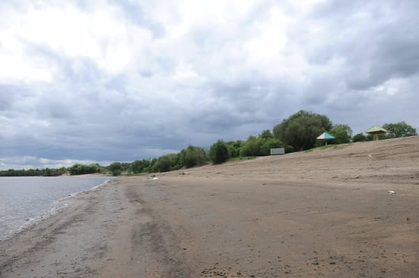 Прошлогоднее наводнение прибавило работы по подготовке свободненского пляжа на Зее к купальному сезону. Новости