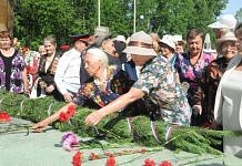 Цветы и залпы напомнили пришедшим к Мемориалу Славы свободненцам о погибших на войне