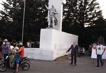 Бетонный Ленин и фанерный Путин встречали свободненцев в День молодёжи на главной площади города