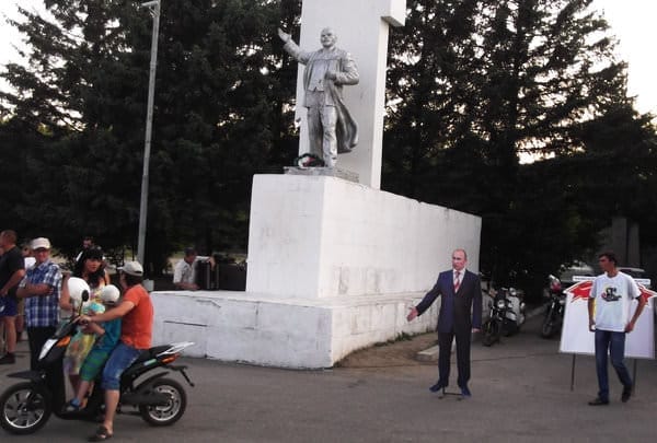 Бетонный Ленин и фанерный Путин встречали свободненцев в День молодёжи на главной площади города. Новости