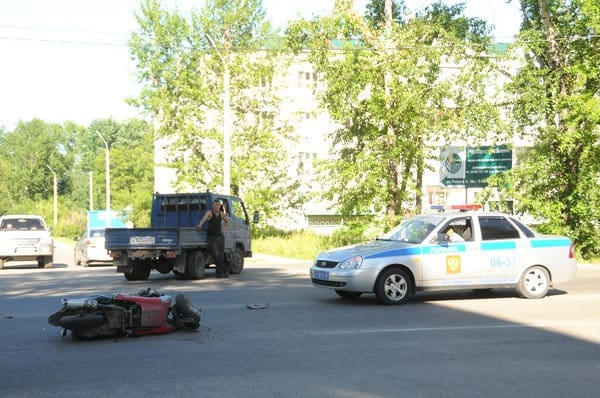 На перекрёстке центральной улицы Свободного грузовик сбил женщину на мокике. Новости