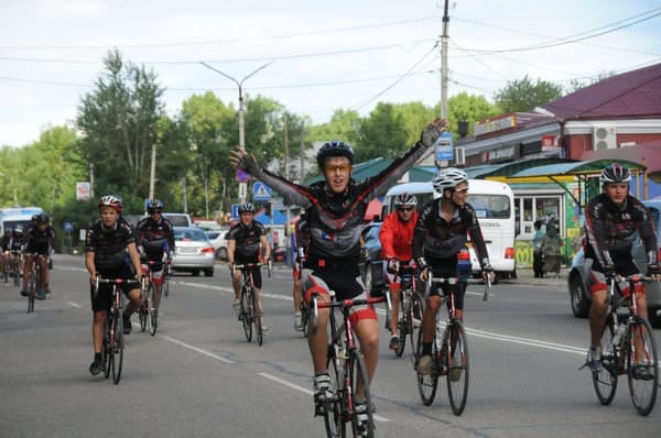 По улицам Свободного на велосипедах проехали приёмные дети из Украины. Новости