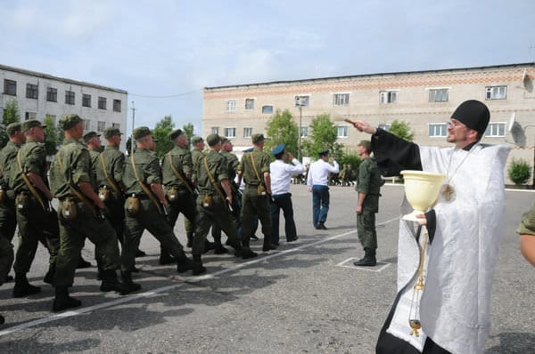 В военной части рядом со Свободным 47 молодых бойцов торжественно приняли присягу. Новости