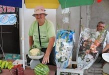Уличный рынок Свободного удивил белыми огурцами и изобилием ягод