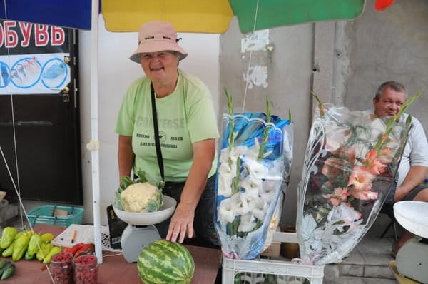 Уличный рынок Свободного удивил белыми огурцами и изобилием ягод. Новости