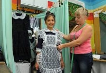 Школьников Свободного одевают в форму советских времён