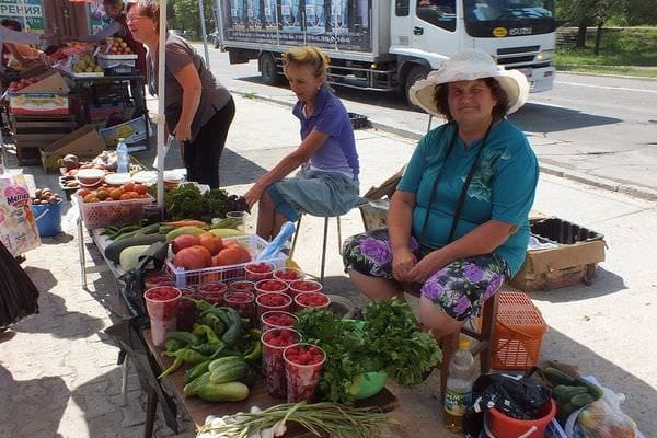 Уличный рынок Свободного удивил белыми огурцами и изобилием ягод. Новости