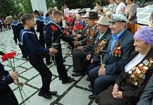 Свободненским ветеранам дарили гвоздики в День окончания Второй мировой войны