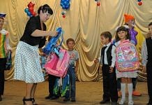 215 свободненских мальчишек и девчонок получили портфели от губернатора Приамурья