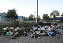 Гигантская мусорная куча продолжает расти в одном из микрорайонов Свободного