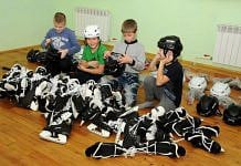 Свободненским мальчишкам из гендерного класса купили коньки и шлемы для занятий хоккеем