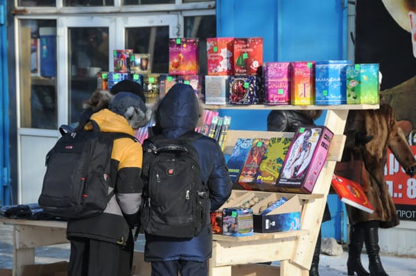 Опасную новогоднюю пиротехнику в Свободном продавали детям прямо рядом со школой. Новости