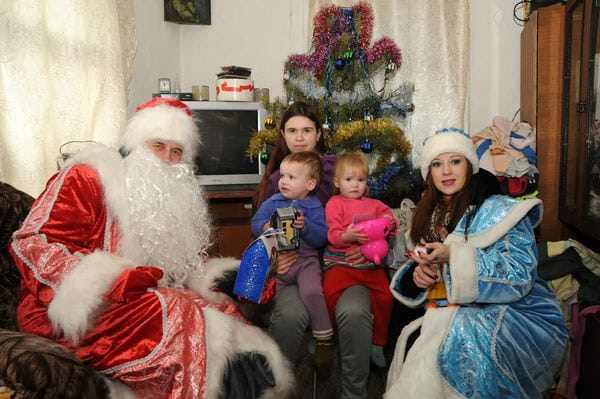 Дед Мороз и Снегурочка из «Зейских огней» приехали к свободненским детям с подарками. Новости