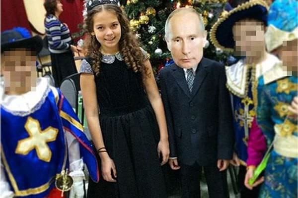 Школьник по ошибке нарядился Сталиным вместо святого Иосифа на Рождественском спектакле. Новости