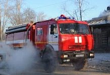 В пригороде Свободного пожарные спасли от огня дом и машину