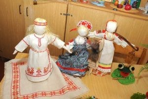 Необычные куклы учителя из Свободненского района. Новости