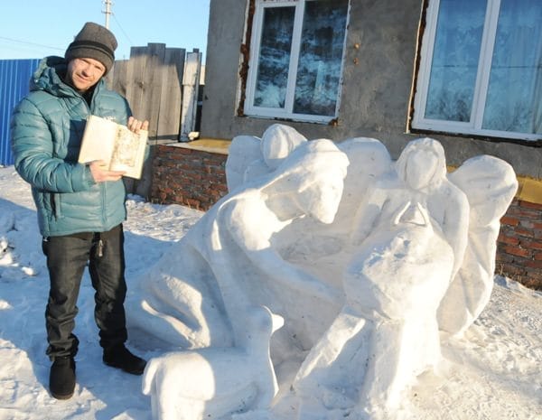 На одной из улиц Свободного «выросла» снежная скульптура на евангельский сюжет. Новости