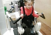 Семилетняя Эвелина из Свободного учится ходить и ждёт сложнейшую операцию