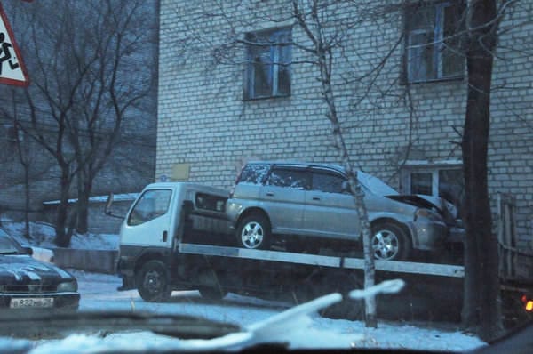 Пьяный водитель «хонды» в Свободном невероятным образом врезался в дерево со стороны дома. Новости