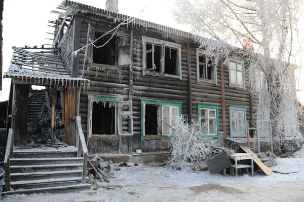 Пожар в деревянном двухэтажном бараке оставил без жилья три свободненских семьи. Новости