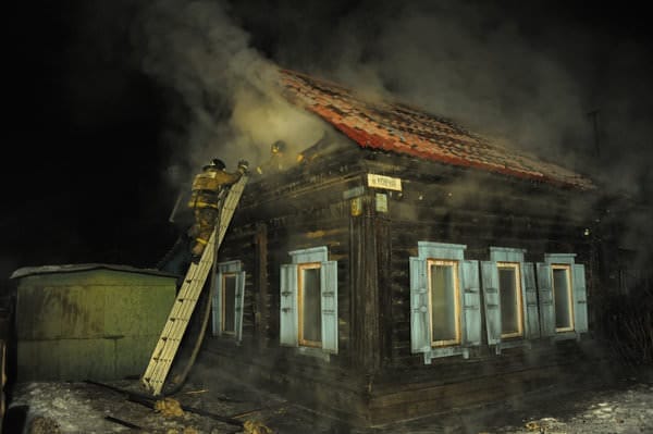 Огненные выходные в Свободном: горели две частных бани, магазин и жилой дом. Новости