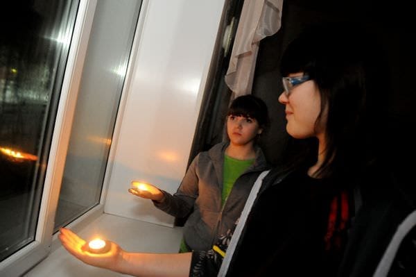 Молодёжь Свободного зажгла в окнах свечи в память о защитниках блокадного Ленинграда . Новости