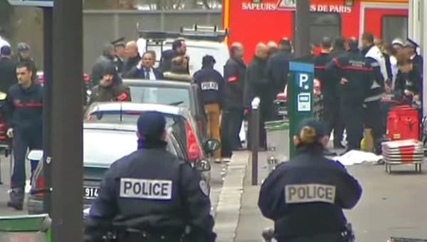 В Париже террористы расстреляли журналистов сатирического еженедельника. Новости