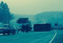 На подъезде к аэропорту Свободного УАЗ догнал китайский грузовик и «завалился» на бок