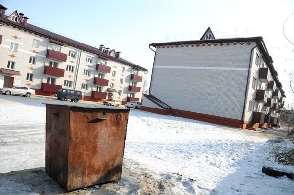 Жильцы свободненских новостроек выбрасывают мусор прямо под окна своих домов. Новости