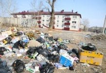 Жильцы свободненских новостроек выбрасывают мусор прямо под окна своих домов