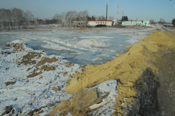 Жители села в Свободненском районе боятся, что засыпанная песком речка весной затопит их огороды. Новости