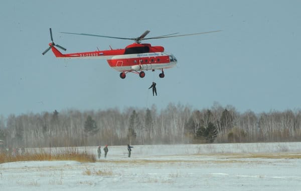 Десант с вертолёта по верёвке приземлялся на поле свободненского аэродрома. Новости