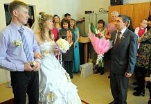 Первая супружеская пара зарегистрировала свой брак в новом ЗАГСе на космодроме «Восточный»