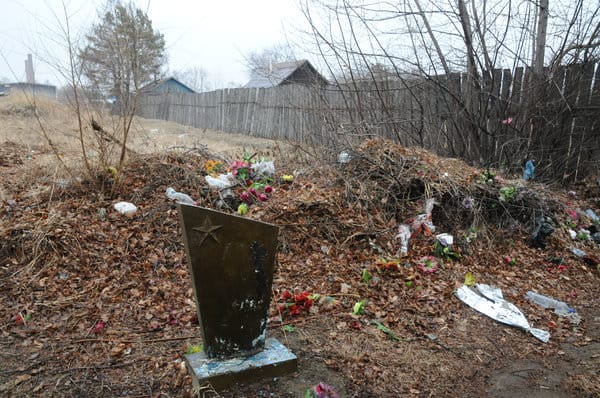 Накануне Радоницы житель Свободного обнаружил на закрытом кладбище захоронения поверх старых могил. Новости