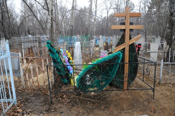 Накануне Радоницы житель Свободного обнаружил на закрытом кладбище захоронения поверх старых могил. Новости