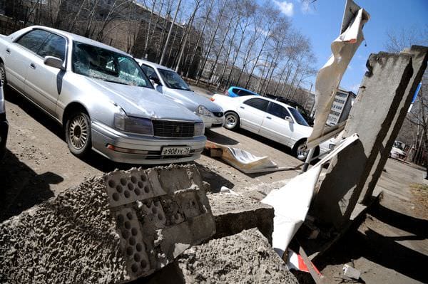 На припаркованную около свободненского ГИБДД машину упала бетонная балка. Новости