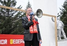 Коммунисты Свободного пришли на первомайский митинг с лозунгом демократов «Мы ждём перемен»