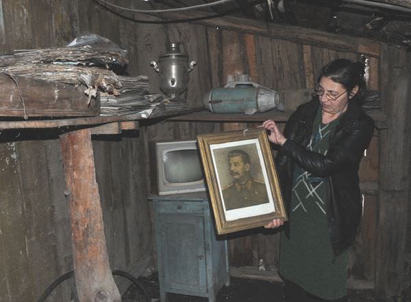 Фронтовой архив и портрет Сталина нашли жильцы старого сельского дома в Свободненском районе. Новости