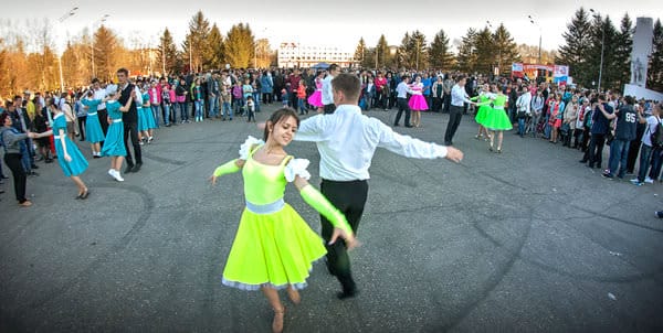Более двухсот участников флешмоба танцевали «Baльc Пoбeды» на площади Свободного. Новости