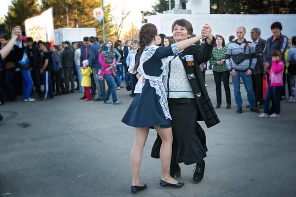 Более двухсот участников флешмоба танцевали «Baльc Пoбeды» на площади Свободного. Новости