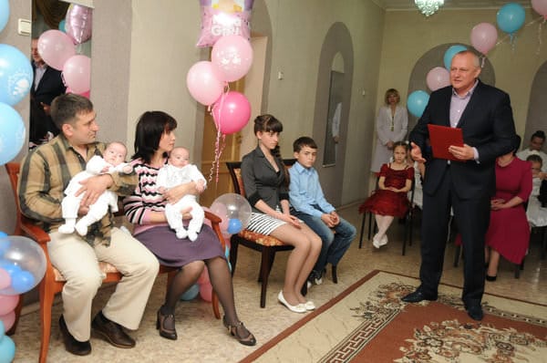 Две пары близнецов и 100-го новорождённого чествовали в Свободненском ЗАГСе в День семьи. Новости