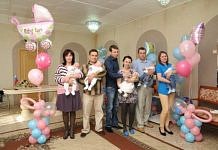Две пары близнецов и 100-го новорождённого чествовали в Свободном в День семьи