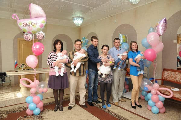 Две пары близнецов и 100-го новорождённого чествовали в Свободненском ЗАГСе в День семьи. Новости