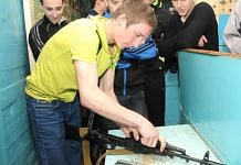 Свободненские призывники умеют обращаться с винтовкой и автоматом Калашникова