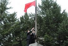 Копия Знамени Победы теперь развевается на флагштоке у здания администрации Свободного
