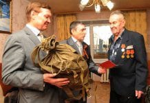 Свободненским ветеранам вручают армейские рюкзаки с фронтовыми пайками
